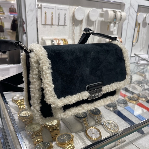 MICHAEL KORS Bradshaw Medium Suede and Faux Shearling Messenger Bag
Black 
NWT - Picture 8 of 16